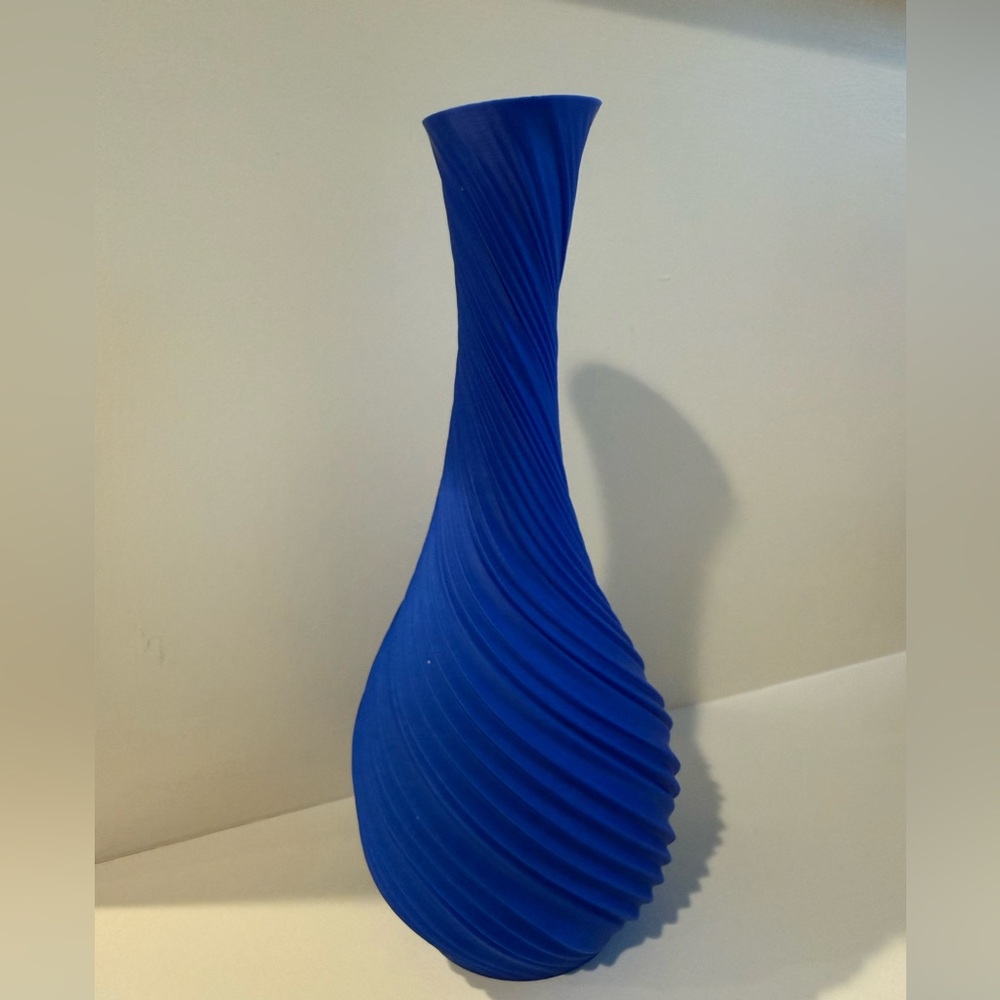 Elegant Blue Swirl Vase 3D